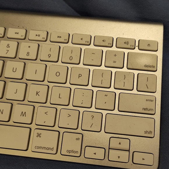 Like-New APPLE Wireless Keyboard - Picture 3 of 9